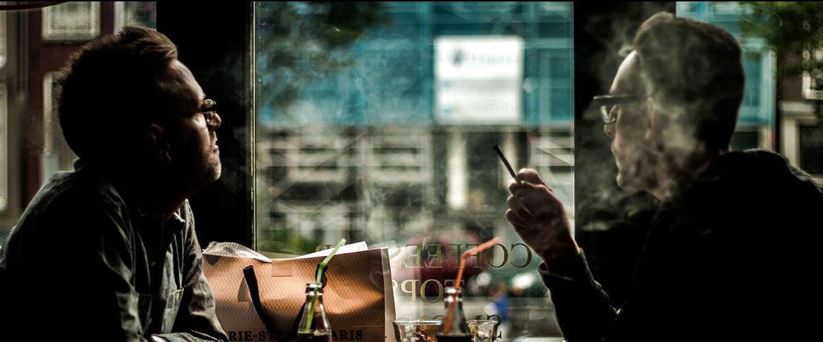 tourists smoking amsterdam coffeeshop